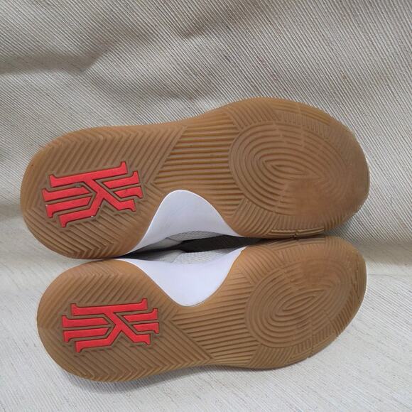 Nike women's JBY basketball shoes size 7.5, lace up and Velcro - Picture 8 of 8